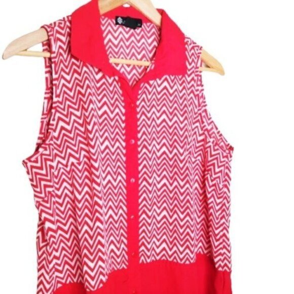 Signature Studio Red Chevron Sleeveless Button Up - Picture 3 of 4